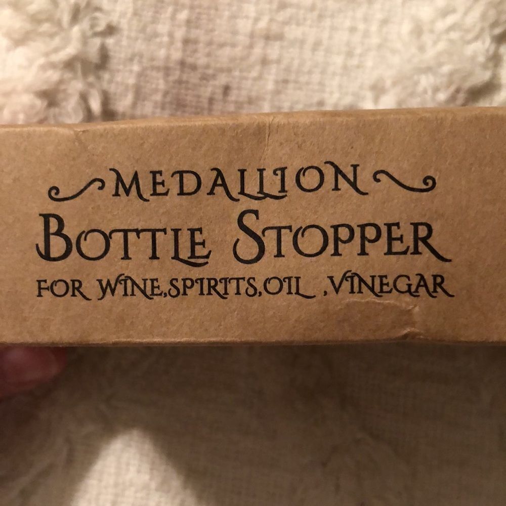 Prodyne Fine Metal Medallion Bottle Stopper - Picture 6 of 6